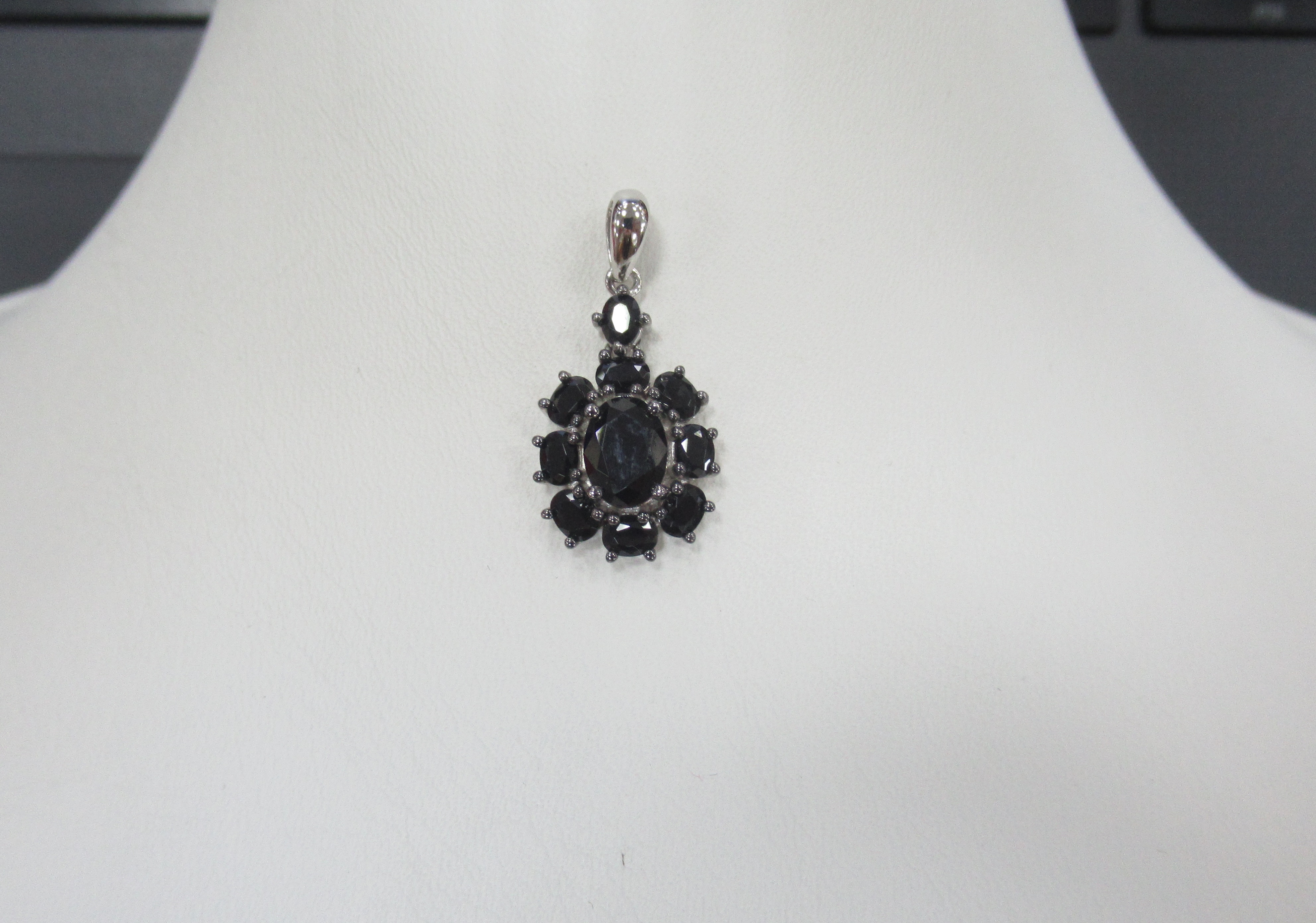 Серебряная подвеска со шпинелью "Цветок"